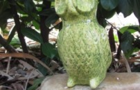 Maholiss - <p><strong>Keramik Eule handgefertigt in eigener Werkstatt!</strong></p><p><strong>Artikeldetails</strong></p><p>- ca.20 cm hoch</p><p>- Wetterfest bis -10 `C</p><p>- In der Farbe hellgrün</p><p>Symbolfoto - da es sich um Handarbeit handelt kann auch bei Verwendung der gleichen Form sowie Farbe das fertige Werkstück immer wieder minimal anders aussehen. </p><p>Metallstab ist nicht Teil des Angebots!</p>