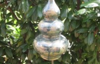 Maholiss - <p><strong>Eleganter Keramikturm Insektenunterschlupf  handgefertigt in eigener Werkstatt!</strong></p><p><strong>Artikeldetails</strong></p><p>- ca.30 cm hoch 17 cm Durchmesser verlauftend zum Spitz</p><p>- Wetterfest bis -10 `C</p><p>- In der Farbe grün mit braunen Schattierungen</p><p>Symbolfoto - da es sich um Handarbeit handelt kann auch bei Verwendung der gleichen Form sowie Farbe das fertige Werkstück immer wieder minimal anders aussehen. </p><p>Metallstab ist nicht Teil des Angebots!</p>