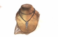 Maholiss - <p><em><strong>Wunderschöne lange Hämatit Kette mit großen Engelsflügel</strong></em></p><p>Perlen: 6 mm</p><p>Gesamtlänge ca. 80 cm</p><p>Metallflügel ca. 6 cm</p><p><em><strong>Steinschmuck ist nicht nur ein modischer Hingucker sondern gibt auch sehr positive Schwingungen an unseren Körper ab.<br />So können sie nicht nur ihre Äußere Schönheit betonen, sondern auch ihrer Seele was Gutes tun.</strong></em></p><p>Bei allen Handgefertigten Schmuckstücken werden nur Ausgewählte Qualitätsprodukte verwendet,<br />und in eigener Werkstatt hergestellt.</p>