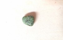 Maholiss - <p><strong>TÜRKIS TROMMELSTEIN L   3,5 cm x 3cm x 2,5 cm</strong></p><p><strong>Aufladen: </strong>Sonne, Bergkristall <strong> Entladen: </strong>Amethyst</p><p><strong>Das verwenden von Heilsteinen kann einen Arztbesuch nicht ersetzen!</strong></p><p><strong>Nachgesagte heilende Wirkung:</strong></p><p><strong>auf Zahn - Gebiss, Hauterkrankungen</strong></p><p><strong>Atemwege, Bronchien, Immunsystem</strong></p><p><strong>Bänder u. Muskeln</strong></p><p><strong>Aber vorallem soll der Türkis für Erfolg und Schutz stehen!</strong></p>