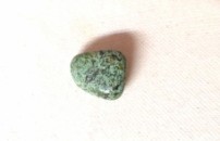 Maholiss - <p><strong>TÜRKIS TROMMELSTEIN L   3,5 cm x 3cm x 2,5 cm</strong></p><p><strong>Aufladen: </strong>Sonne, Bergkristall <strong> Entladen: </strong>Amethyst</p><p><strong>Das verwenden von Heilsteinen kann einen Arztbesuch nicht ersetzen!</strong></p><p><strong>Nachgesagte heilende Wirkung:</strong></p><p><strong>auf Zahn - Gebiss, Hauterkrankungen</strong></p><p><strong>Atemwege, Bronchien, Immunsystem</strong></p><p><strong>Bänder u. Muskeln</strong></p><p><strong>Aber vorallem soll der Türkis für Erfolg und Schutz stehen!</strong></p>
