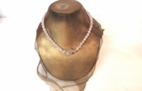 Maholiss - <p><em><strong>Kette aus  Rutilquarz</strong></em></p><p><em><strong>Länge: </strong>ca.46 cm </em></p><p><em><strong>Perlen:</strong> 8mm / 20 mm</em></p><p><em><strong>Steinschmuck ist nicht nur ein modischer Hingucker sondern gibt auch sehr positive Schwingungen an unseren Körper ab.<br />So können sie nicht nur ihre Äußere Schönheit betonen, sondern auch ihrer Seele was Gutes tun.</strong></em></p><p><em><strong>Bei allen Handgefertigten Schmuckstücken werden nur Ausgewählte Qualitätsprodukte verwendet,<br />und in eigener Werkstatt hergestellt.</strong></em></p>