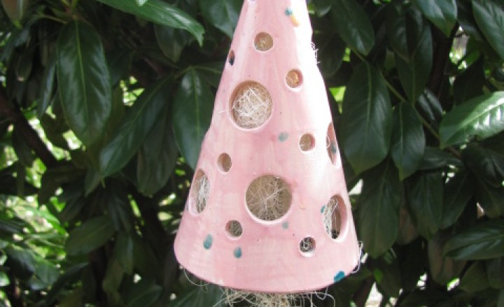 Maholiss - <p><strong>Keramik Hütchen Insektenunterschlupf  handgefertigt in eigener Werkstatt!</strong></p><p><strong>Artikeldetails</strong></p><p>- ca.17 cm hoch 10 cm Durchmesser verlauftend zum Spitz</p><p>- Wetterfest bis -10 `C</p><p>- In der Farbe rosa</p><p>Symbolfoto - da es sich um Handarbeit handelt kann auch bei Verwendung der gleichen Form sowie Farbe das fertige Werkstück immer wieder minimal anders aussehen. </p><p>Metallstab ist nicht Teil des Angebots!</p>