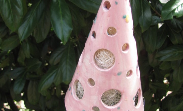 Maholiss - <p><strong>Keramik Hütchen Insektenunterschlupf  handgefertigt in eigener Werkstatt!</strong></p><p><strong>Artikeldetails</strong></p><p>- ca.17 cm hoch 10 cm Durchmesser verlauftend zum Spitz</p><p>- Wetterfest bis -10 `C</p><p>- In der Farbe rosa</p><p>Symbolfoto - da es sich um Handarbeit handelt kann auch bei Verwendung der gleichen Form sowie Farbe das fertige Werkstück immer wieder minimal anders aussehen. </p><p>Metallstab ist nicht Teil des Angebots!</p>