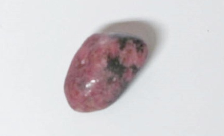 Maholiss - <p><strong>Rhodonit Größe: M 3 x 2,5 cm </strong></p><p><strong>Die nachgesagten heilenden Schwingungen des Rhodonit wirken positiv</strong><br />+ stärkt die Lunge und die Atemwege<br />+ asthmatischen Erkrankungen der Bronchien<br />+ bewirkt einen besseren Stoffwechsel<br />+ macht widerstandsfähiger gegen allergischmachende Umwelteinflüsse<br />+ bewahrt vor Schwerhörigkeit<br />+ stärkt das Nervensystem<br />+ Prüfungsangst und Schulstress</p><p>Der Rhodonit gibt relativ kräftige Schwingungen in unsere Chakren ab, ganz besonders über das Herzchakra. Er gibt uns Klarheit über die uns blockierende Ängste und Neurosen.<br />Rhodonit hilft dabei, mit jeder Art von Lebenswandel umzugehen und durch mehr Begeisterung und Optimismus einen neuen Abschnitt zu betreten. Selbst wenn es darum geht, verzeihen zu können und dadurch seelischen Schmerzen zu lösen. Dieser Heilstein lässt aber auch in Extremsituationen oder bei Schicksalschlägen die geistige Kontrolle bewahren. Ganz gleich ob es sich dabei um einen Schock, Unglücksfall, Fassungslosigkeit oder Panik handelt. In Konflikten sorgt er für mehr Verständnis und trägt so zu einer besseren Lösung bei. Rhodonit lindert aber auch Ängste, Prüfungsangst bis zur geistigen Blockade.</p><p>!<strong>!!!!!!!!!!Rhodonit sollte nur dann zu Edelstein-Wasser verarbeitet werden wenn er keine schwarzen Einschlüsse enthält, denn diese bestehen aus Mangan und sind giftig!!!!!!!</strong></p><p><strong>Glückstein für das Sternzeichen Stier</strong></p><p><strong>Das Verwenden eines Heilsteins ist zur Unterstützung unserer Selbsheilungskräfte sehr gut, aber sollten bei körperlichen Beschwerden  einen Arztbesuch nicht ersetzen!!!</strong></p>