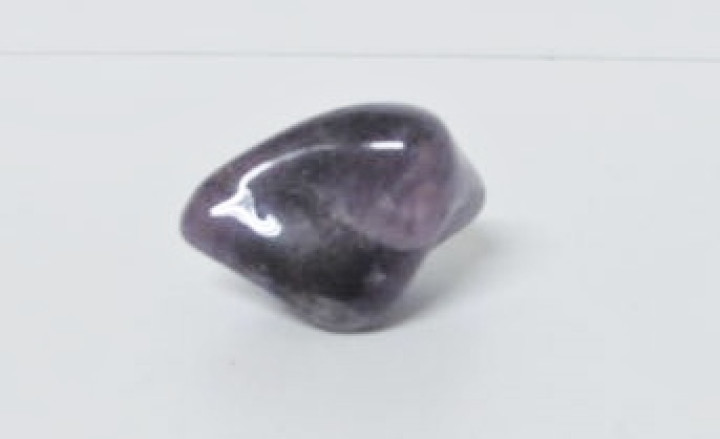 Maholiss - <p><strong>Amethyst Größe: M </strong><br /> </p><p><em><strong>Der Amethyst schenkt während der Meditation mehr Hingabe und Vertrauen zum Leben und dringt am intensivsten durch das Scheitelchakra ein. Er vermittelt Frieden, Freude, Wärme, Ruhe und Harmonie.<br />Er ist einer der stärksten Schutzsteine, und soll uns vor Übergriffen und Angriffen von gewaltätigen Menschen oder Tieren schützen.<br />Spuren von Eisen geben ihm seine violette Farbe und machen ihn so auch zu einem Stein der Reinigung, Klärung und Befreiung.<br />Er hilft auch Trauer, Kummer und Schuldgefühle besser zu verarbeiten.</strong></em></p><p>Weitere heilende Schwingungen des Amethyst, er wirkt positiv:<br />+ bei Lernschwierigkeiten und Prüfungsangst<br />+ Nerven, Konzentration, Alpträume<br />+ Harmonie, Vitalität<br />+ Migräne, Epilepsie, Gehirn,<br />+ Verspannungen, Armmuskulatur, Nacken<br />+ Herz, Bluterkrankungen, Diabetes<br />+ Haut, Bindegewebe, Hautallergien<br />+ Bauchspeicheldrüse, Dickdarm, Magengeschwüre</p><p>Glückstein für das Sternzeichen Fische</p><p><em><strong>Das Verwenden von Heilsteinen kann einen Arztbesuch nicht ersetzen!</strong></em></p>
