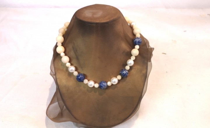 Maholiss - <p><strong>Wunderschöne Calzit Kette </strong></p><p><strong>ca.50 cm lang mit Magnetverschluß</strong></p><p><strong>Perlen: 8mm / 14mm Calcit/ Sodalith/ Perle</strong></p><p><strong>handgemacht by Maholiss</strong></p>