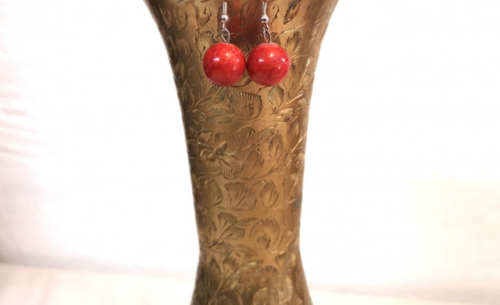 Maholiss - <p><em><strong>Edelstahl Ohrhänger Koralle </strong></em></p><p><strong> Perlen:</strong> 14 mm</p><p><em><strong>Steinschmuck ist nicht nur ein modischer Hingucker sondern gibt auch sehr positive Schwingungen an unseren Körper ab.<br />So können sie nicht nur ihre Äußere Schönheit betonen, sondern auch ihrer Seele was Gutes tun.</strong></em></p><p>Bei allen Handgefertigten Schmuckstücken werden nur Ausgewählte Qualitätsprodukte verwendet,<br />und in eigener Werkstatt hergestellt.</p>