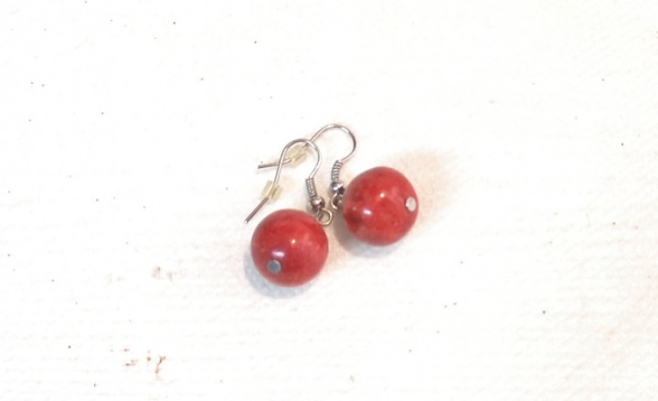 Maholiss - <p><em><strong>Edelstahl Ohrhänger Koralle </strong></em></p><p><strong> Perlen:</strong> 14 mm</p><p><em><strong>Steinschmuck ist nicht nur ein modischer Hingucker sondern gibt auch sehr positive Schwingungen an unseren Körper ab.<br />So können sie nicht nur ihre Äußere Schönheit betonen, sondern auch ihrer Seele was Gutes tun.</strong></em></p><p>Bei allen Handgefertigten Schmuckstücken werden nur Ausgewählte Qualitätsprodukte verwendet,<br />und in eigener Werkstatt hergestellt.</p>