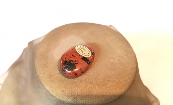 Maholiss - <p><strong>MAHAGONIOBSIDIAN Anhänger</strong></p><p><strong>Größe: 3 cm x 2 cm </strong></p><p><strong>Schmuck mit positiver Wirkung auf Körper & Seele.</strong></p><p>Aufladen: Sonne, Kristallgruppe</p><p>Entladen: Wasser, Hämati<strong>t</strong></p><p><strong>Symbolfoto Farbe kann etwas abweichen!</strong></p><p>nachgesagte heilende Wirkungen<br />+bekämpft Allergien, Darm, Durchblutung,<br />+Magen & Verdauung, Entzündung, beschleunigt die Wundheilung<br />+Konzentration & logisches Denkvermögen<br />+fördert Antrieb & setzt Energie für Positives frei<br />Mahagoni-Obsidian beschert Ausgeglichenheit und schütz vor Ängsten. Zudem verleiht dieser Heilstein wieder geistigen Antrieb und steigert das logische Denkvermögen sowie die Konzentration.</p>