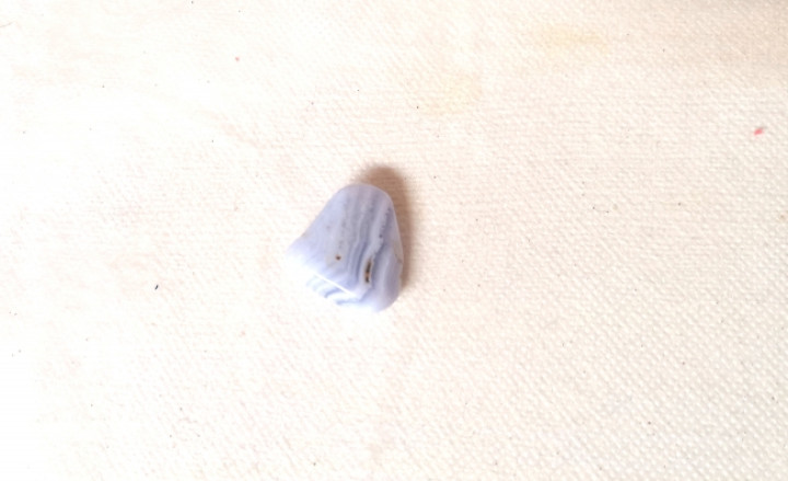 Maholiss - <p><strong>Chalcedon 1 Stück M 3 x 2,5</strong></p><p><strong>Das verwenden von Heilsteinen kann einen Arztbesuch nicht ersetzen!</strong><br /><br />nachgesagte Heilende Wirkungen:<br /><br />Fieber & eitrigen Wunden,<br /><br />Krampfadern, Bildung der roten Blutkörperchen, Leukämie<br /><br />Rachen,- Hals,- und Kehlkopferkrankungen<br /><br />Stimmlosigkeit, Sängerknötchen, Heiserkeit<br /><br />trockenen Husten, Bronchien</p>