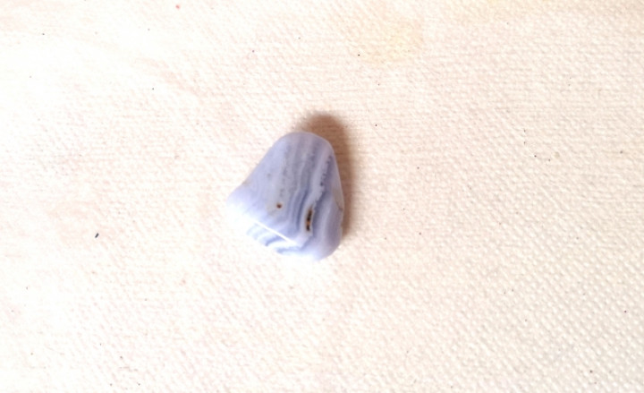 Maholiss - <p><strong>Chalcedon 1 Stück M 3 x 2,5</strong></p><p><strong>Das verwenden von Heilsteinen kann einen Arztbesuch nicht ersetzen!</strong><br /><br />nachgesagte Heilende Wirkungen:<br /><br />Fieber & eitrigen Wunden,<br /><br />Krampfadern, Bildung der roten Blutkörperchen, Leukämie<br /><br />Rachen,- Hals,- und Kehlkopferkrankungen<br /><br />Stimmlosigkeit, Sängerknötchen, Heiserkeit<br /><br />trockenen Husten, Bronchien</p>