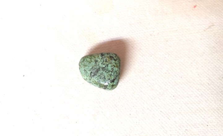 Maholiss - <p><strong>TÜRKIS TROMMELSTEIN L   3,5 cm x 3cm x 2,5 cm</strong></p><p><strong>Aufladen: </strong>Sonne, Bergkristall <strong> Entladen: </strong>Amethyst</p><p><strong>Das verwenden von Heilsteinen kann einen Arztbesuch nicht ersetzen!</strong></p><p><strong>Nachgesagte heilende Wirkung:</strong></p><p><strong>auf Zahn - Gebiss, Hauterkrankungen</strong></p><p><strong>Atemwege, Bronchien, Immunsystem</strong></p><p><strong>Bänder u. Muskeln</strong></p><p><strong>Aber vorallem soll der Türkis für Erfolg und Schutz stehen!</strong></p>