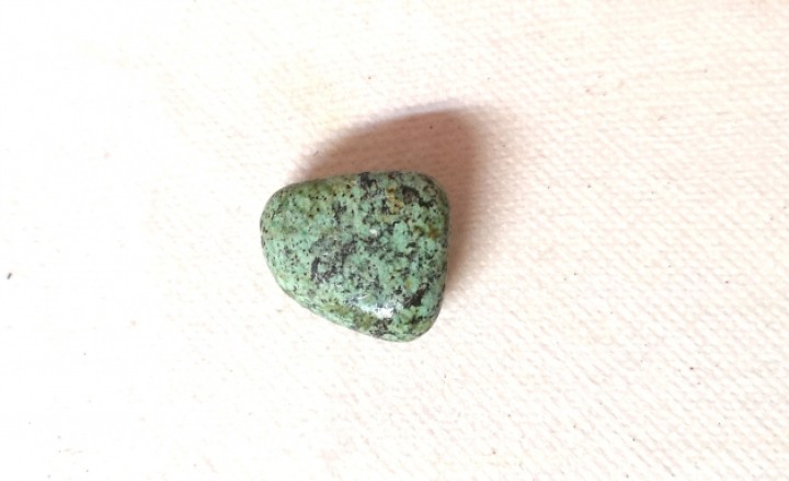 Maholiss - <p><strong>TÜRKIS TROMMELSTEIN L   3,5 cm x 3cm x 2,5 cm</strong></p><p><strong>Aufladen: </strong>Sonne, Bergkristall <strong> Entladen: </strong>Amethyst</p><p><strong>Das verwenden von Heilsteinen kann einen Arztbesuch nicht ersetzen!</strong></p><p><strong>Nachgesagte heilende Wirkung:</strong></p><p><strong>auf Zahn - Gebiss, Hauterkrankungen</strong></p><p><strong>Atemwege, Bronchien, Immunsystem</strong></p><p><strong>Bänder u. Muskeln</strong></p><p><strong>Aber vorallem soll der Türkis für Erfolg und Schutz stehen!</strong></p>