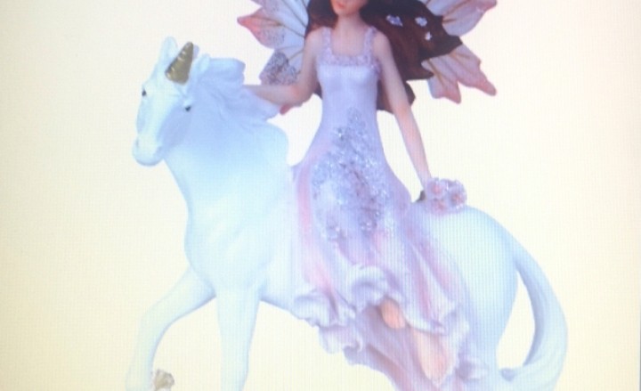 Maholiss - <p>Zauberhafte Elfe Filia mit Einhorn</p><p>ca. 29 cm hoch </p><p>ca.20cm breit</p><p>rosa - bitte beachten Sie das die Farbe vom Bild vom Original etwas abweichen kann</p>