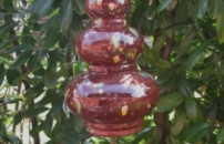 Maholiss - <p><strong>Eleganter Keramikturm Insektenunterschlupf  handgefertigt in eigener Werkstatt!</strong></p><p><strong>Artikeldetails</strong></p><p>- ca.30 cm hoch 17 cm Durchmesser verlauftend zum Spitz</p><p>- Wetterfest bis -10 `C</p><p>- In der Farbe rotbraun grün</p><p>Symbolfoto - da es sich um Handarbeit handelt kann auch bei Verwendung der gleichen Form sowie Farbe das fertige Werkstück immer wieder minimal anders aussehen. </p><p>Metallstab ist nicht Teil des Angebots!</p>