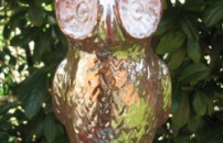 Maholiss - <p><strong>Keramik Eule handgefertigt in eigener Werkstatt!</strong></p><p><strong>Artikeldetails</strong></p><p>- ca.20 cm hoch</p><p>- Wetterfest bis -10 `C</p><p>- In der Farbe  bronze</p><p>Symbolfoto - da es sich um Handarbeit handelt kann auch bei Verwendung der gleichen Form sowie Farbe das fertige Werkstück immer wieder minimal anders aussehen. </p><p>Metallstab ist nicht Teil des Angebots!</p>